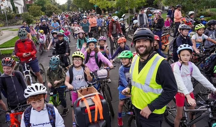 도로를 자전거로 점거하고 달리는 아이들 | 인스티즈