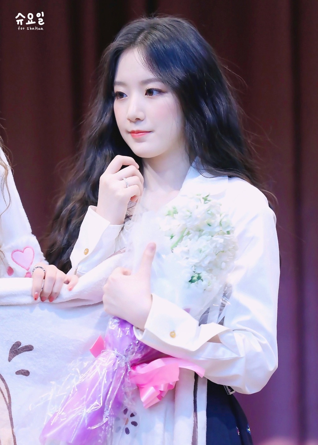 새하얀 (여자)아이들 슈화.jpg | 인스티즈