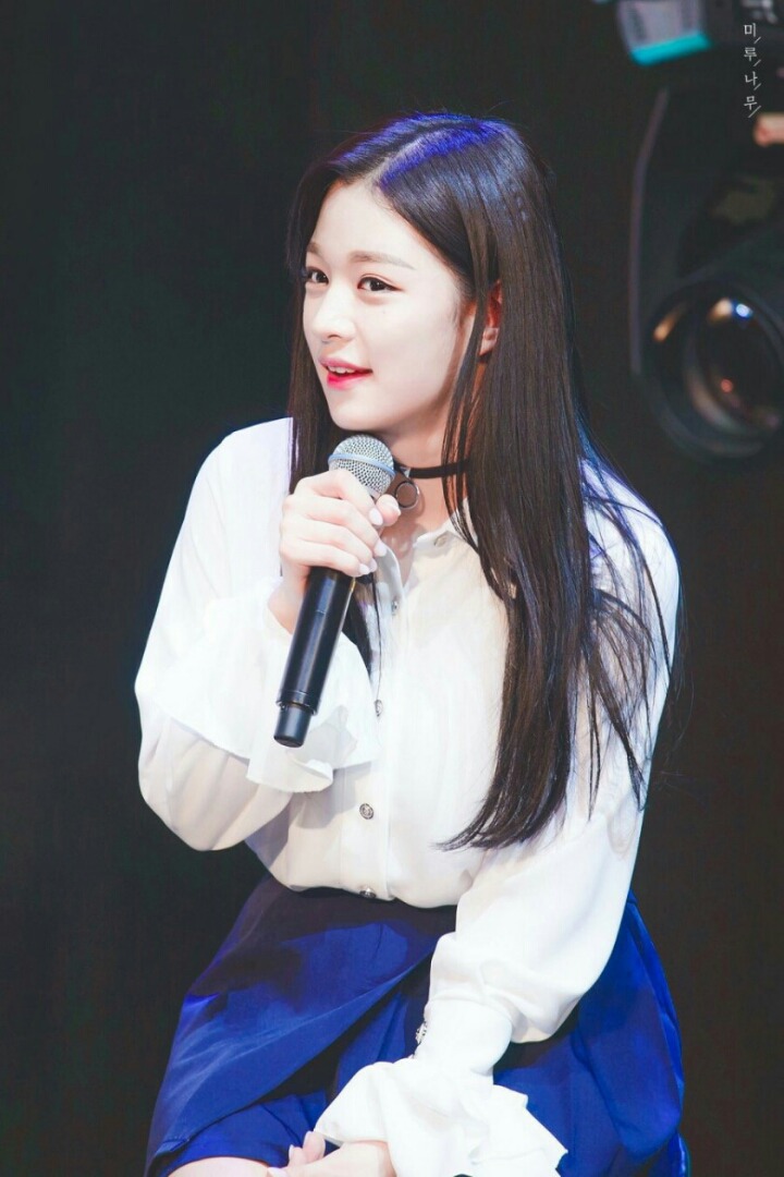 프로미스나인(fromis_9)과 두 개의 탑.jpg | 인스티즈