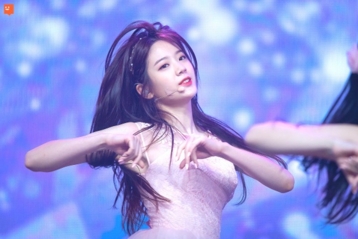 프로미스나인(fromis_9)과 두 개의 탑.jpg | 인스티즈