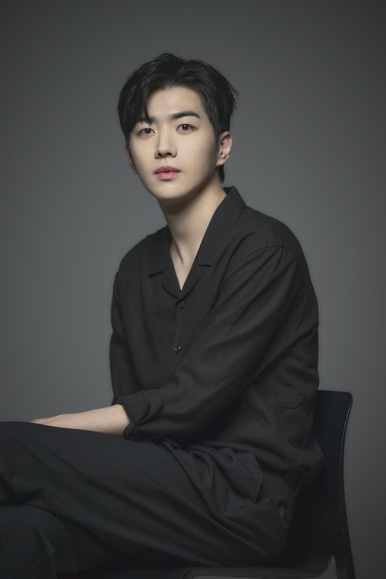 남궁민이 아들을 낳아도 이정도로는 안 닮았을 것 같은 남돌 멤버.gif | 인스티즈