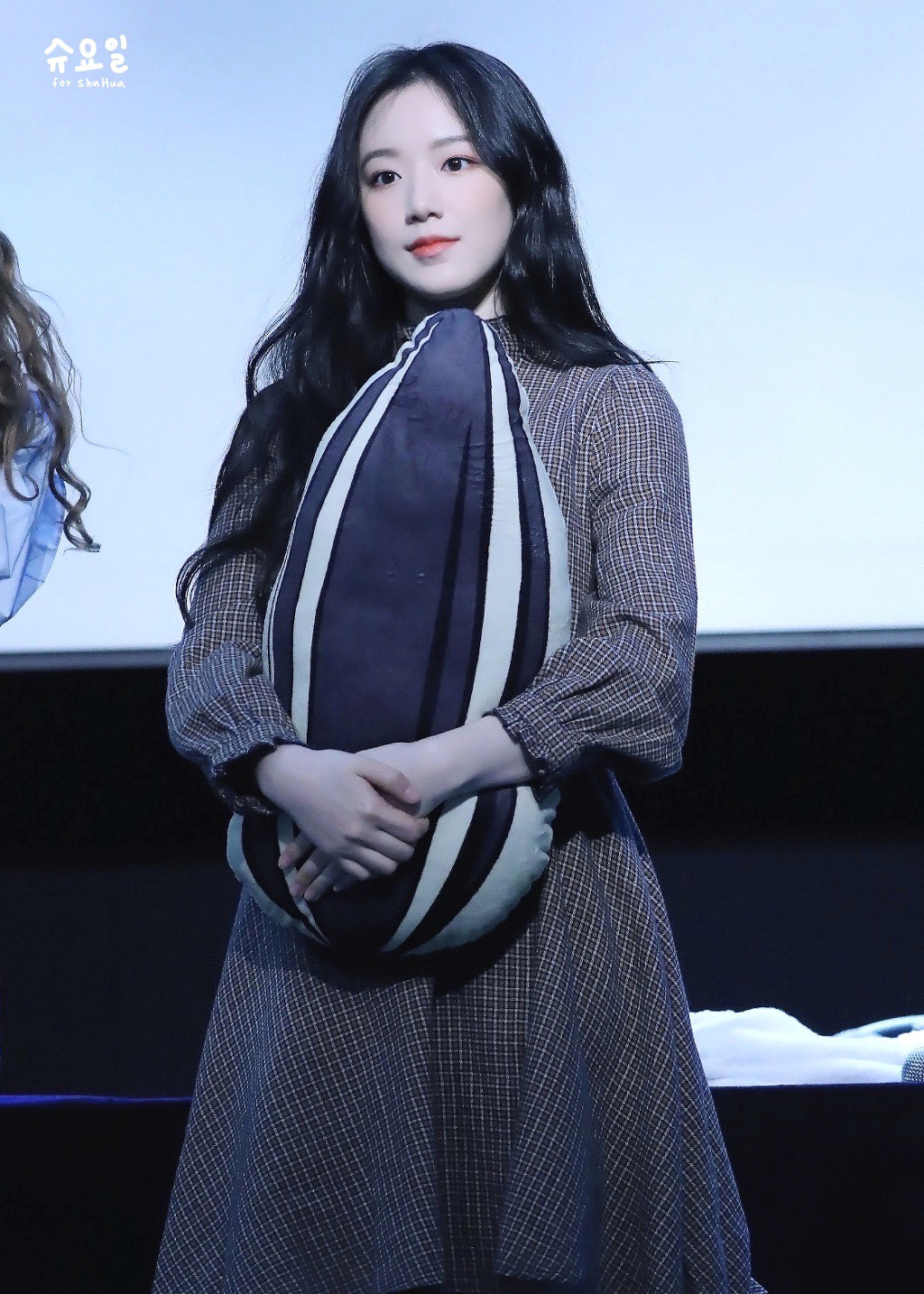 새하얀 (여자)아이들 슈화.jpg | 인스티즈