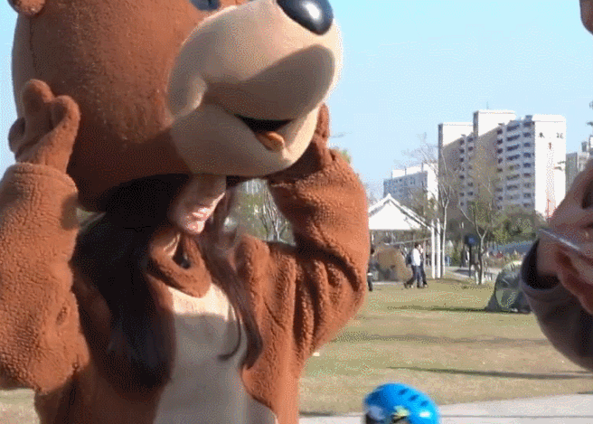 인형탈 속에서 이쁜 여자가 나왔을때 남자들의 반응 | 인스티즈