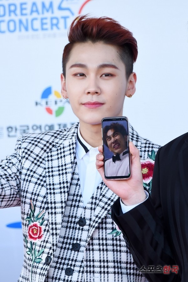 불참한 멤버를 그리워하는 아이돌의 레드카펫.jpg | 인스티즈