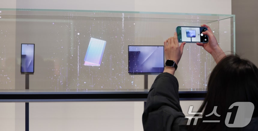 오늘 공개된 갤럭시 3단 폴더블 (트라이폴드) 실물 | 인스티즈
