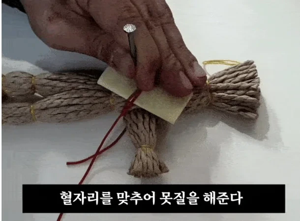 '평생 고통 받아라'…못질하고 태우는 충격의 '저주 인형' 불티 | 인스티즈