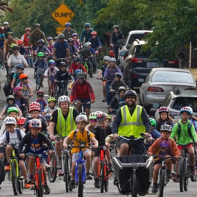 도로를 자전거로 점거하고 달리는 아이들 | 인스티즈