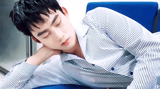 ??? : 어이 신병! 일어나라 점호시간이다 | 인스티즈