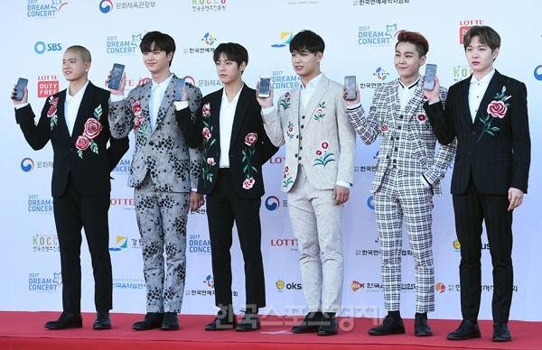 불참한 멤버를 그리워하는 아이돌의 레드카펫.jpg | 인스티즈