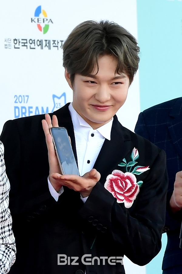 불참한 멤버를 그리워하는 아이돌의 레드카펫.jpg | 인스티즈