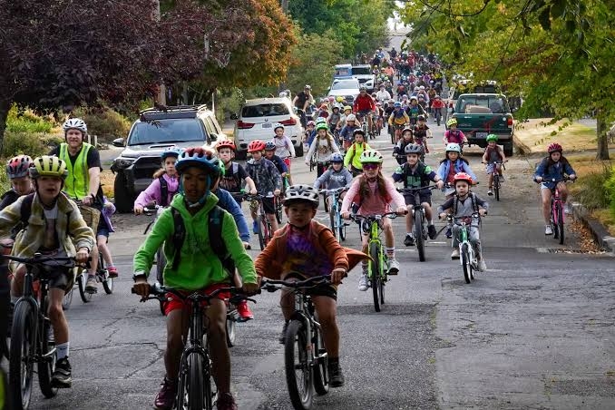 도로를 자전거로 점거하고 달리는 아이들 | 인스티즈