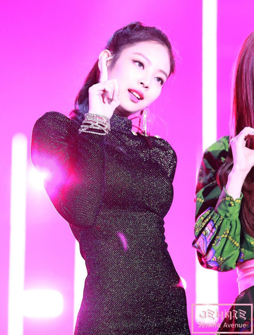 타이트한 원피스입은 블랙핑크 제니.jpgif | 인스티즈