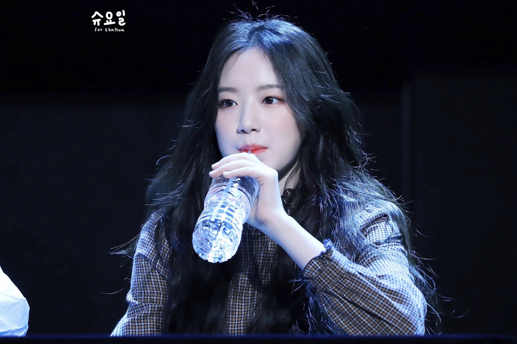 새하얀 (여자)아이들 슈화.jpg | 인스티즈