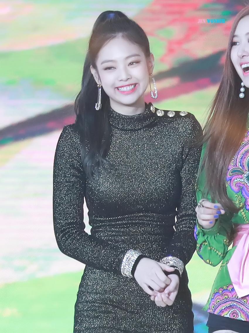 타이트한 원피스입은 블랙핑크 제니.jpgif | 인스티즈