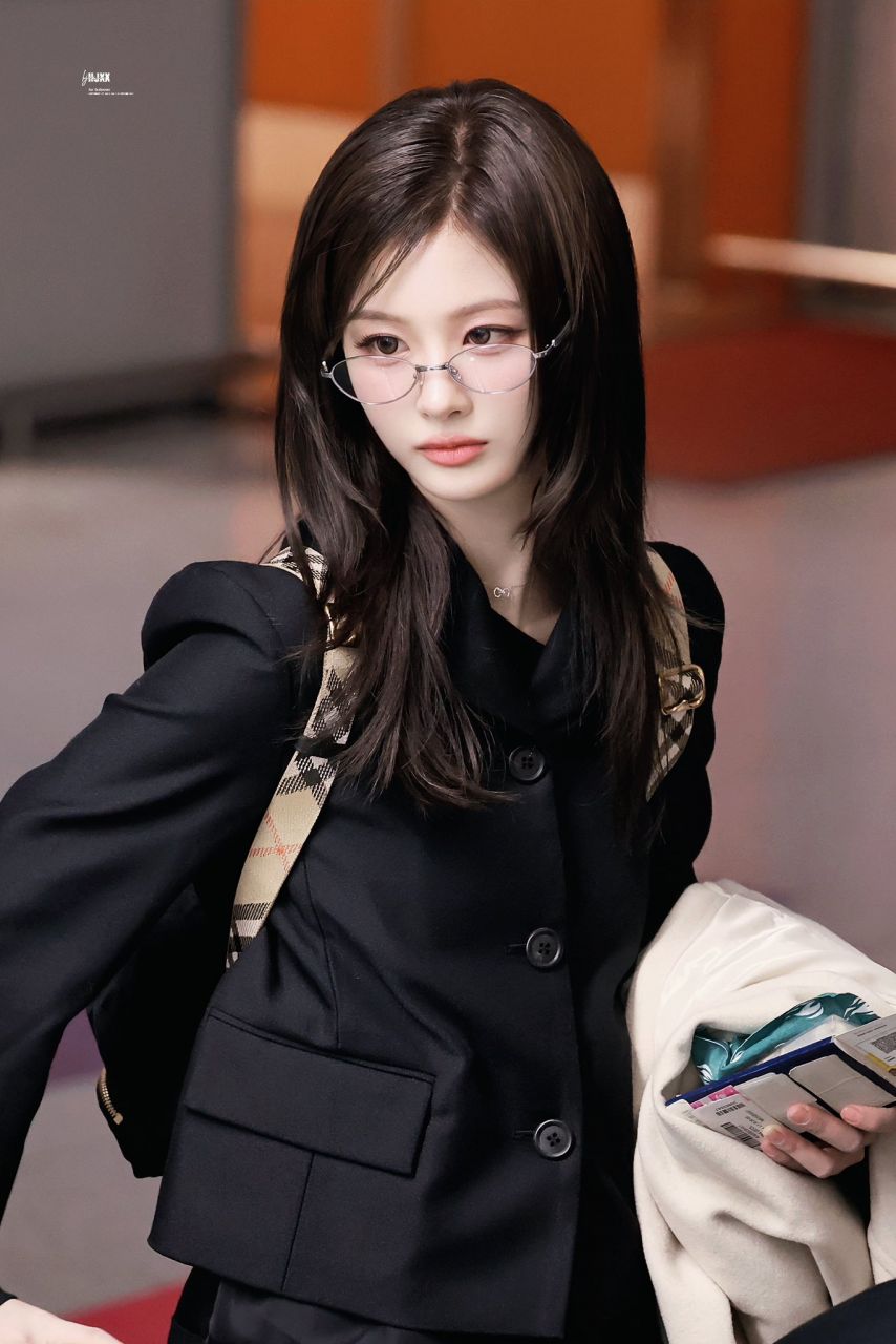 오늘 출국하는 안경 설윤 | 인스티즈