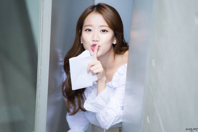 걸그룹 에이프릴의 비주얼 멤버 이나은.jpgif | 인스티즈