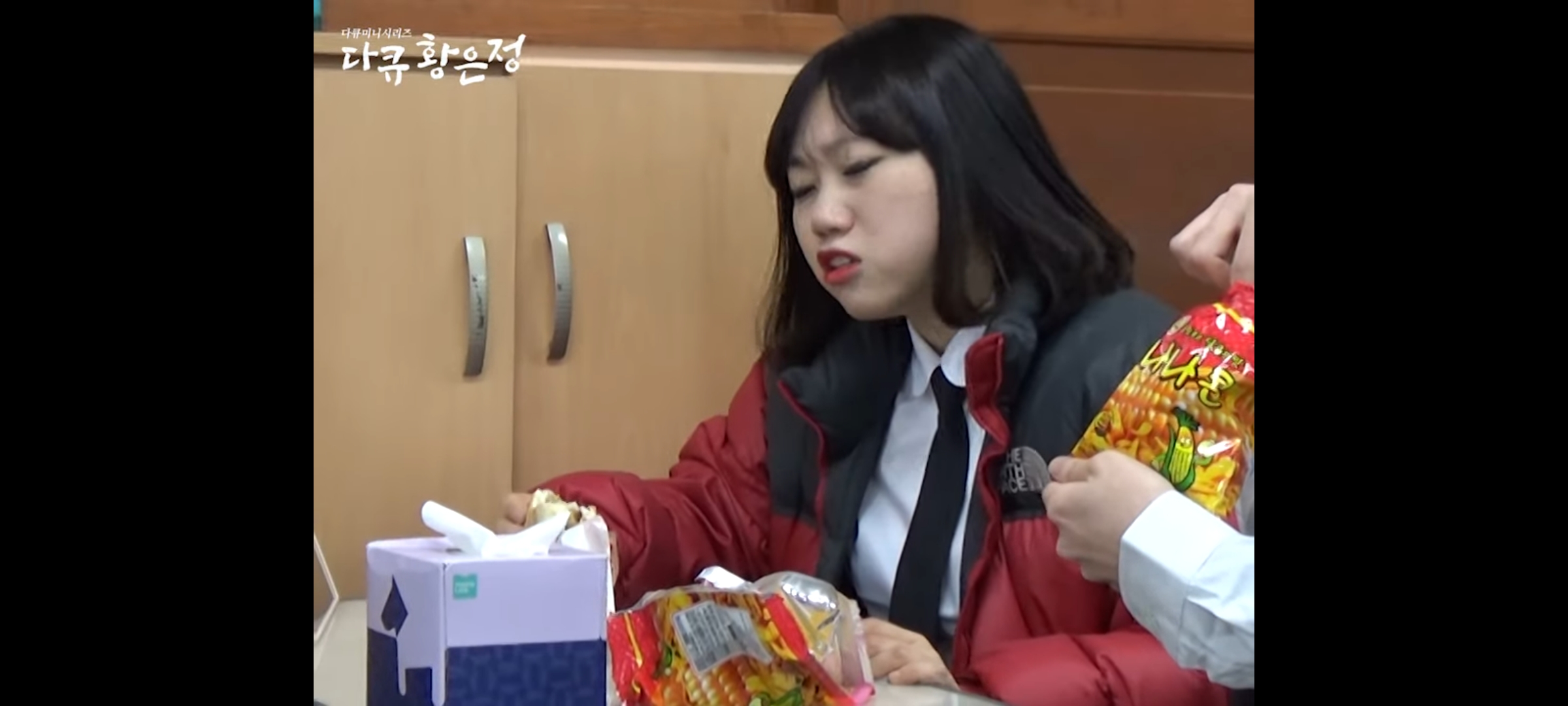 그시절 현실고증 오지는 "다큐 황은정" 복장검사 | 인스티즈