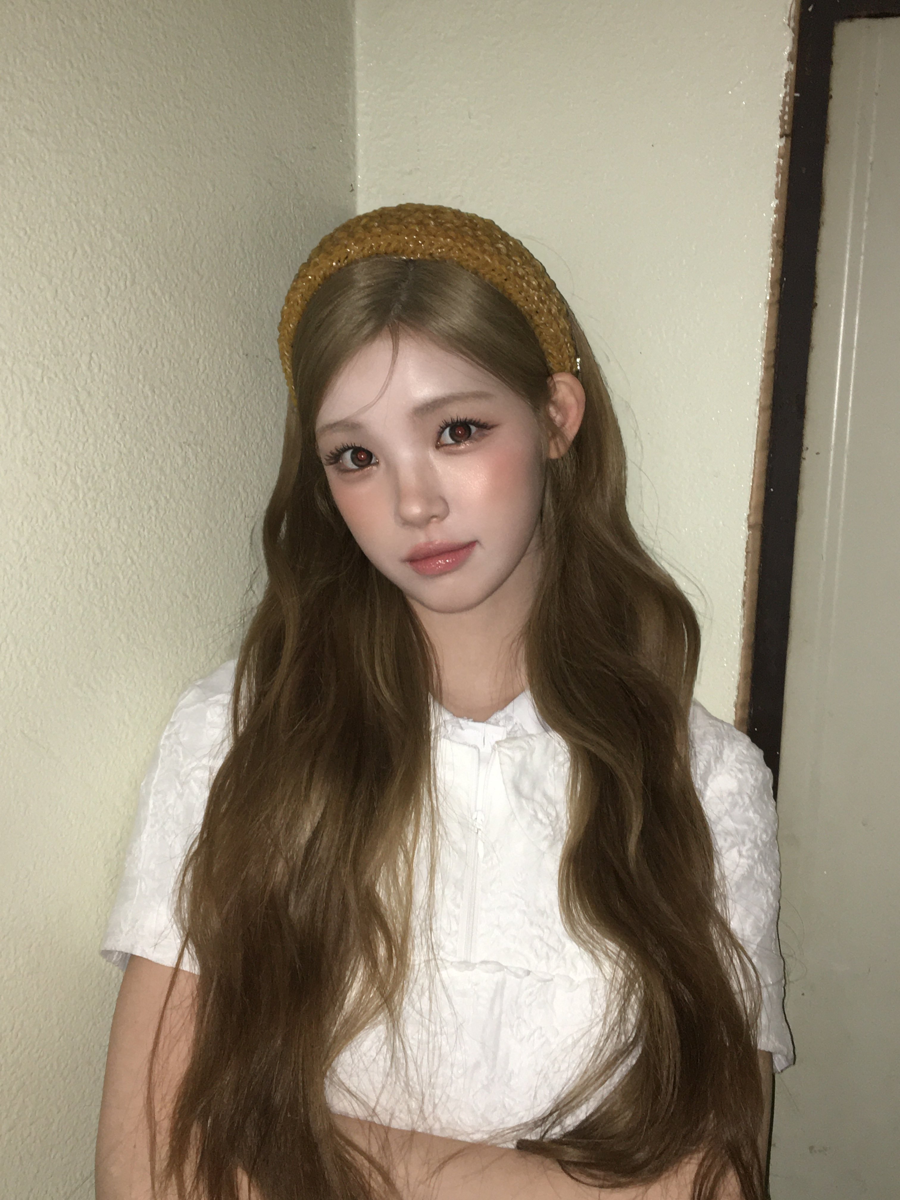 상상도 못한 재료로 만들어진 하투하 유하가 착용한 머리띠 | 인스티즈