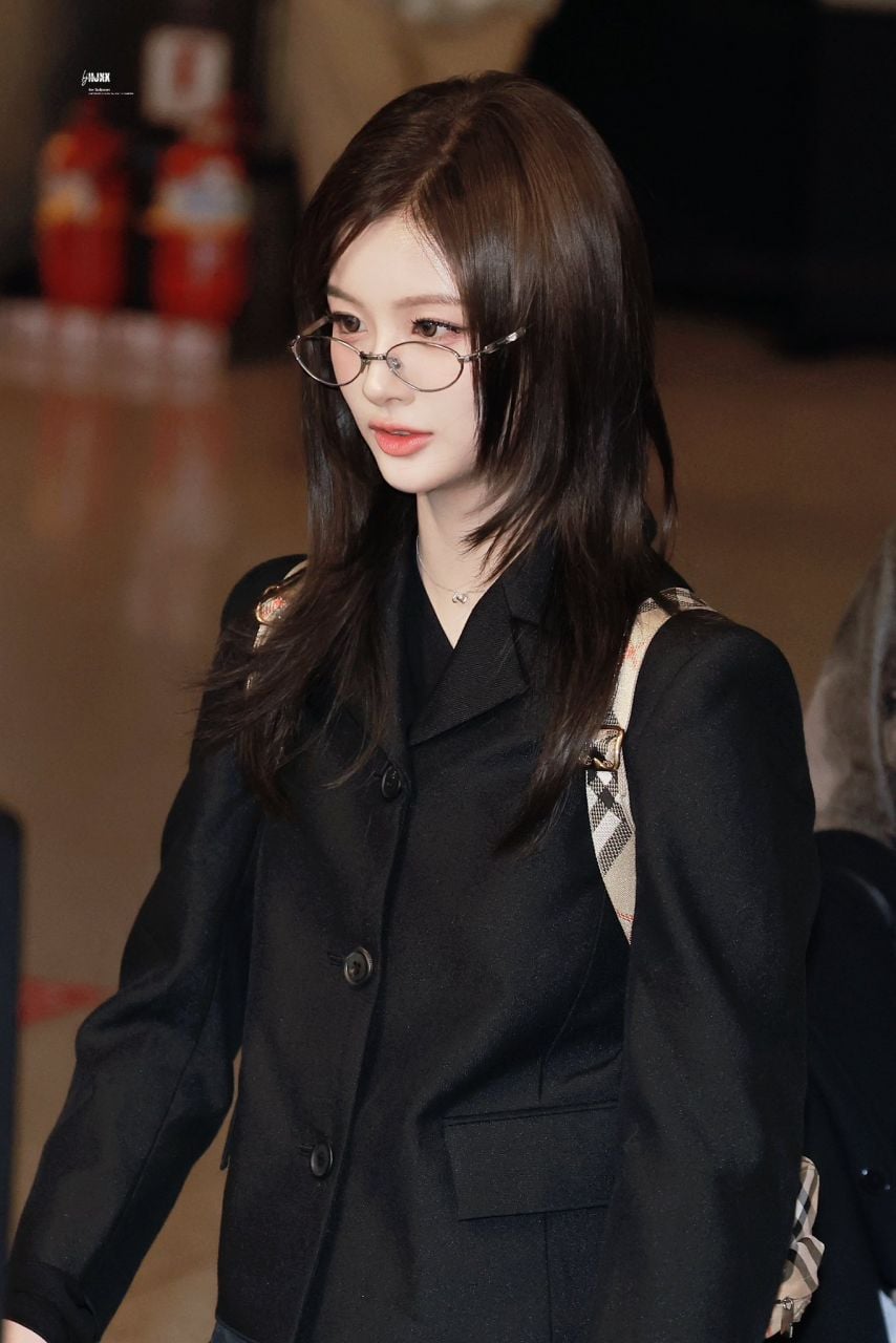 오늘 출국하는 안경 설윤 | 인스티즈