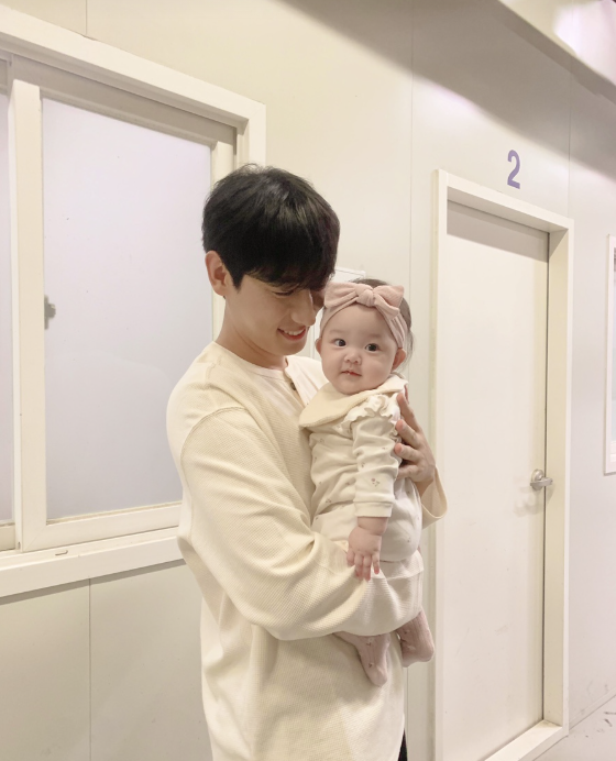 카더가든 아기 유이진을 이어 이모 팬들 앓게 만들고 있는 아기 | 인스티즈