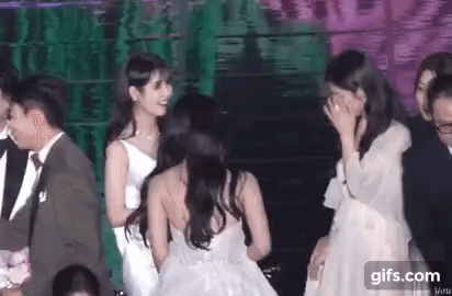 백상에서 만나서 대화하는 아이유와 송혜교.gif | 인스티즈