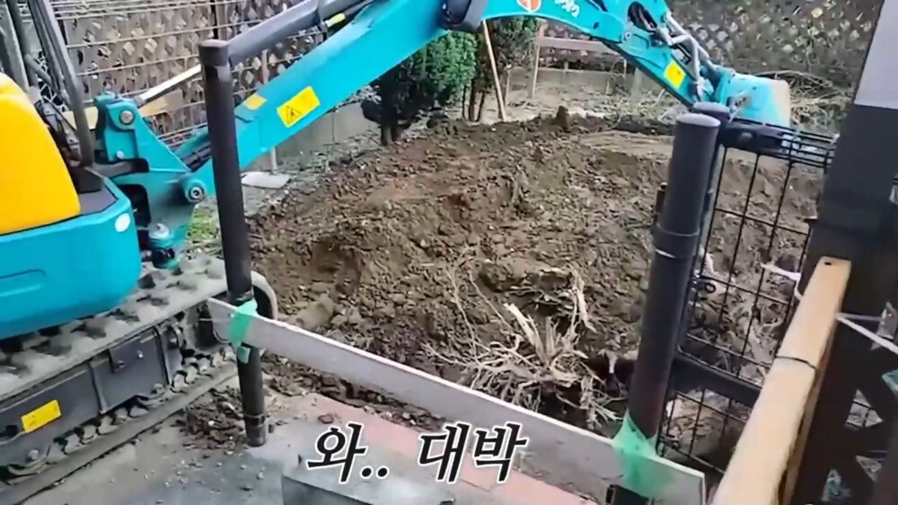 [스압주의] 일본인 캣맘 유튜버 1편 - 포크레인으로 마당 갈아엎음 | 인스티즈