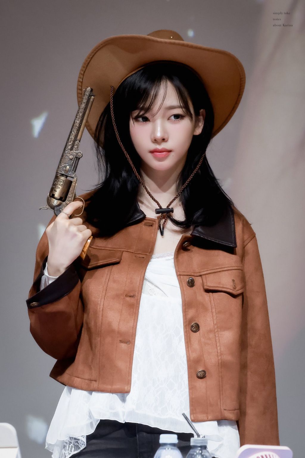 카리나 팬사인회, 논란의 권총 사격자세.jpg | 인스티즈