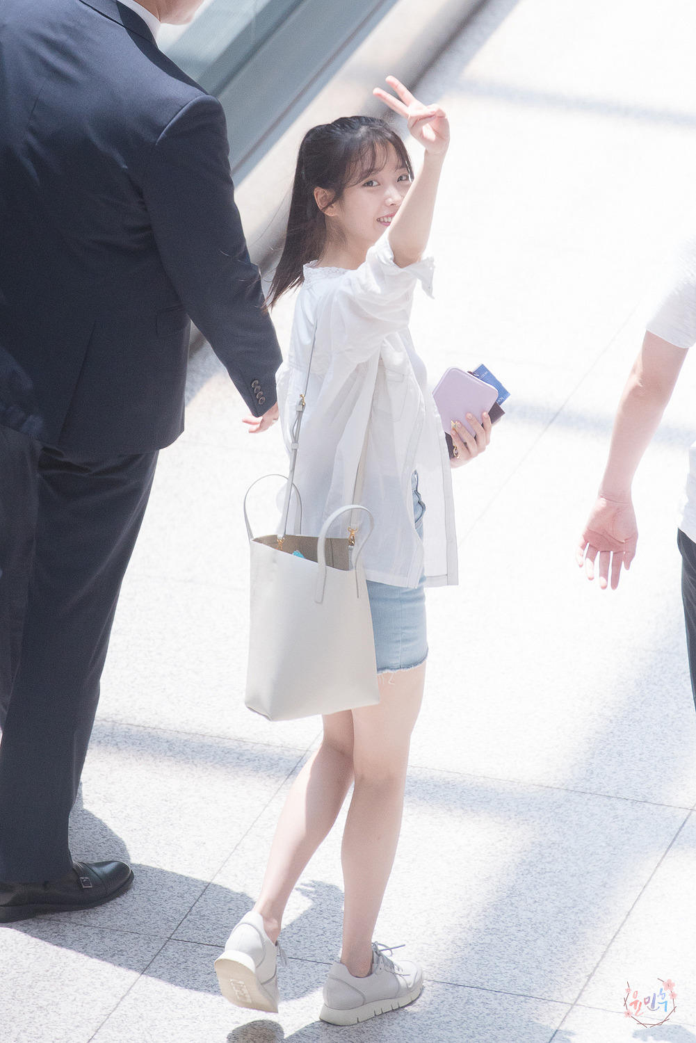 아이유 뒷모습.gif | 인스티즈