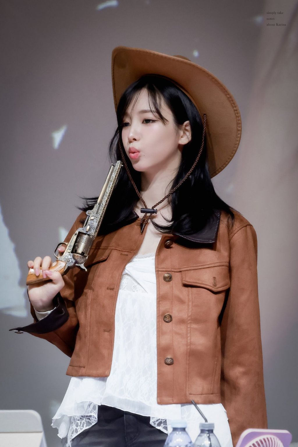 카리나 팬사인회, 논란의 권총 사격자세.jpg | 인스티즈