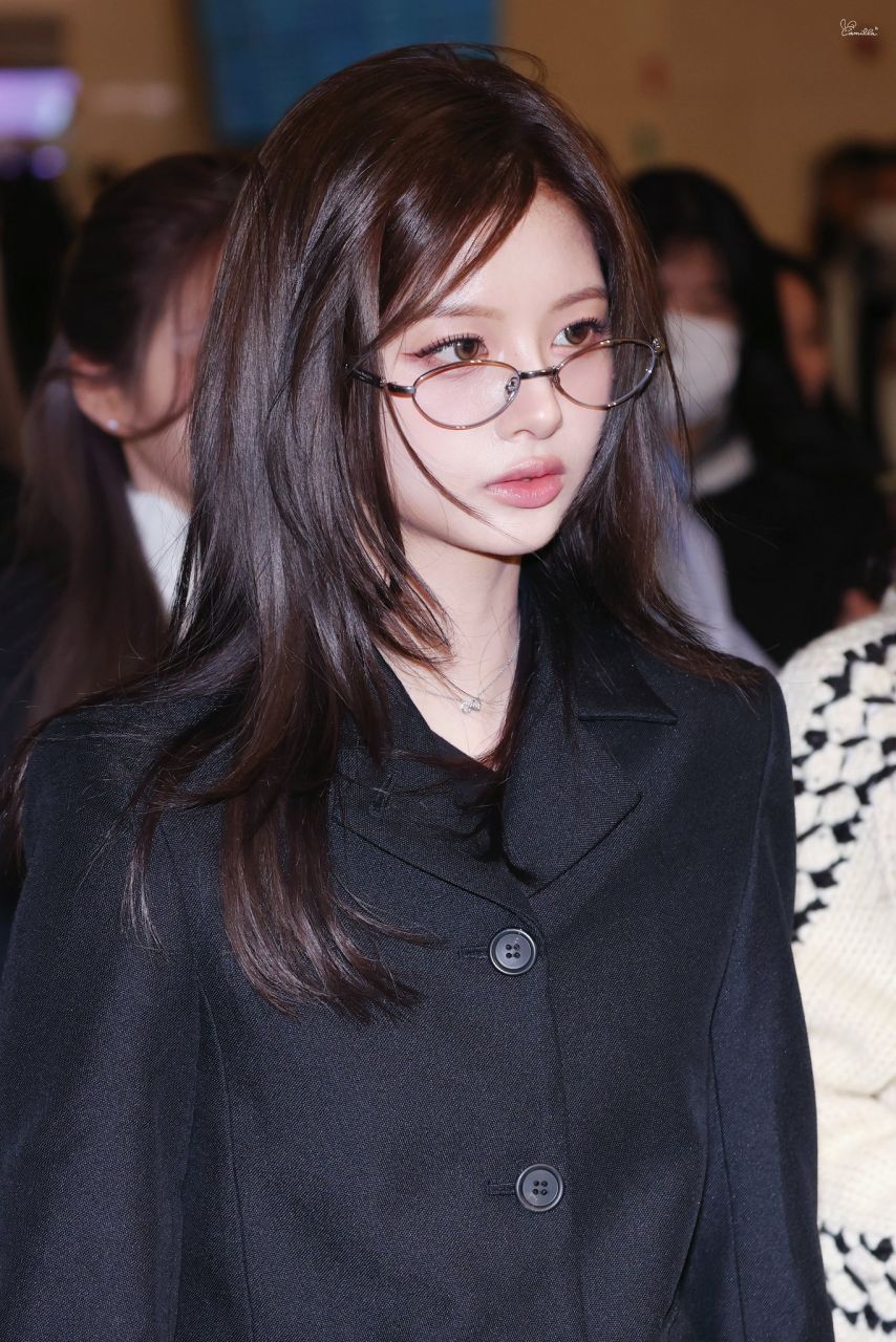 오늘 출국하는 안경 설윤 | 인스티즈