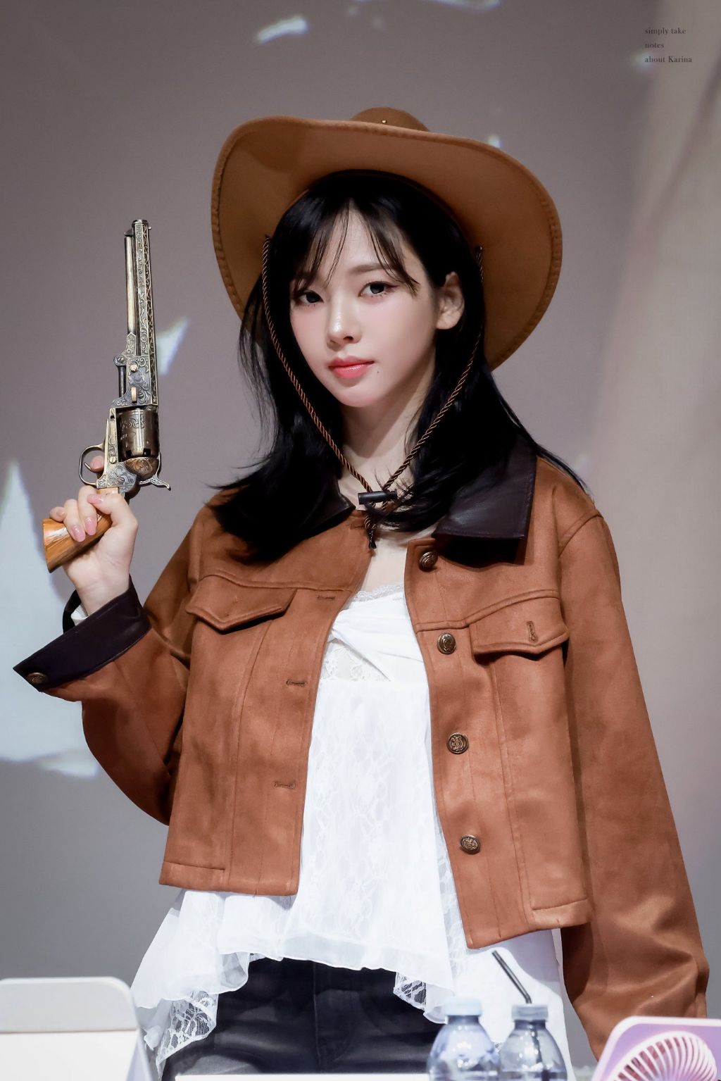 카리나 팬사인회, 논란의 권총 사격자세.jpg | 인스티즈