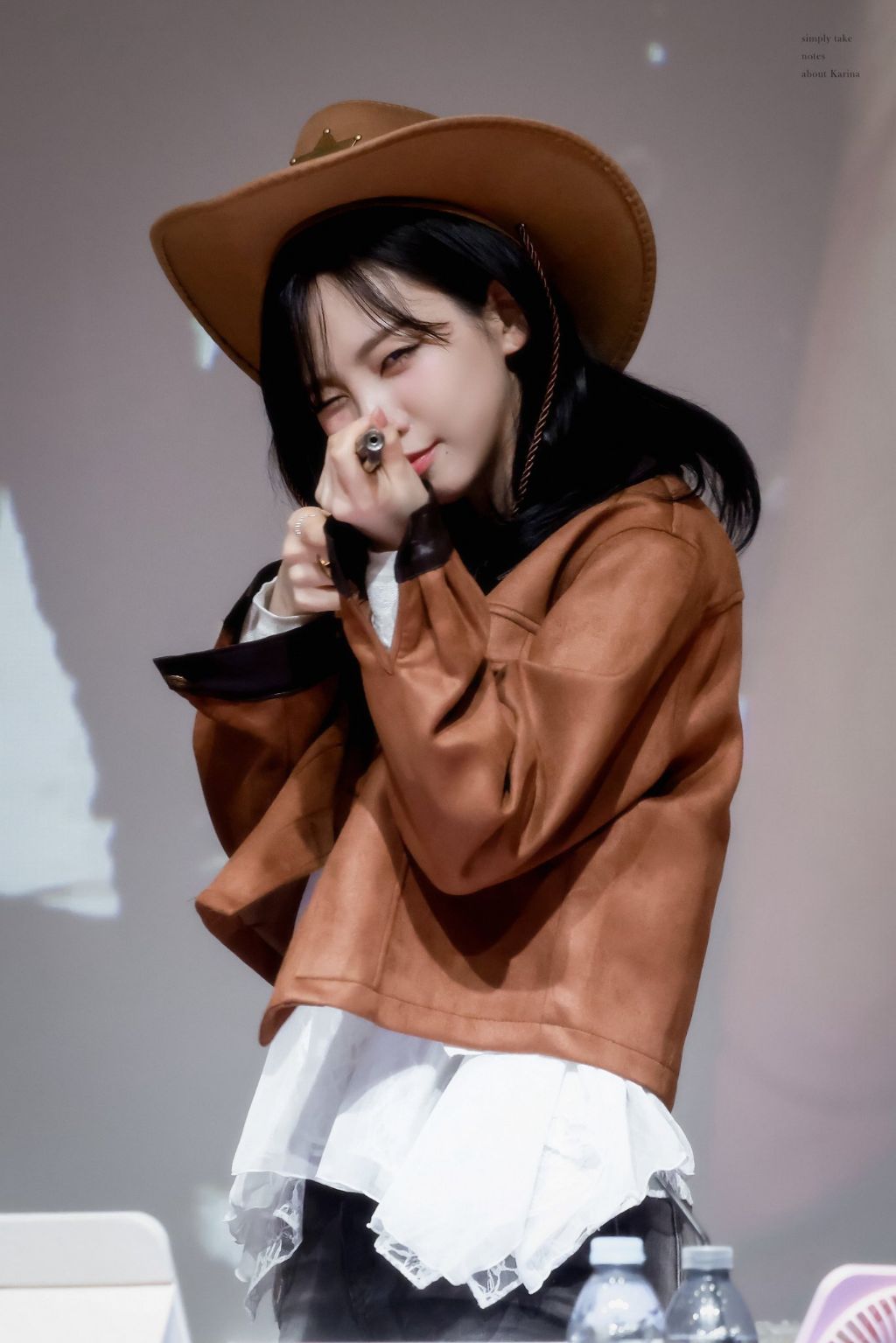 카리나 팬사인회, 논란의 권총 사격자세.jpg | 인스티즈