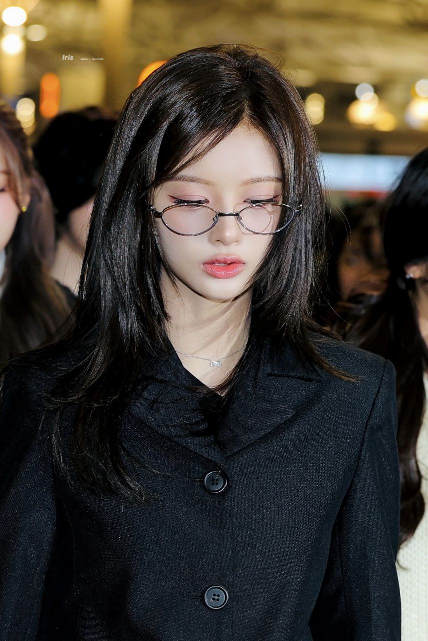 오늘 출국하는 안경 설윤 | 인스티즈