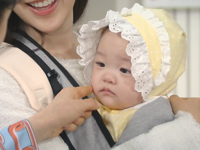 카더가든 아기 유이진을 이어 이모 팬들 앓게 만들고 있는 아기 | 인스티즈