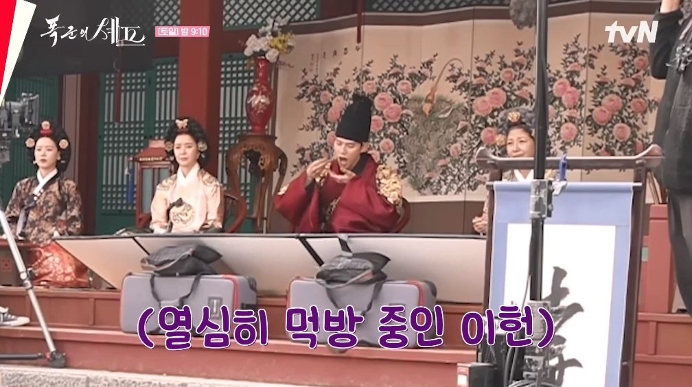 윤아 촬영하는데 옆에서 먹기 바쁜 이채민 | 인스티즈