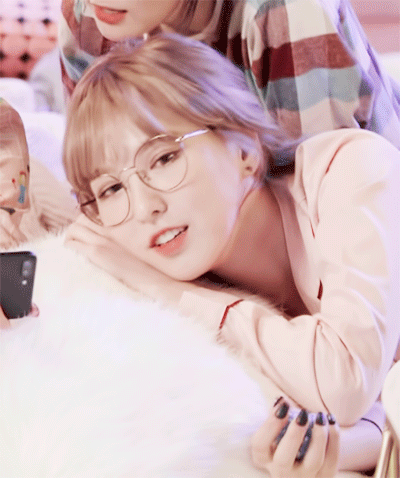 안경 미녀가 대세.gif | 인스티즈