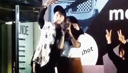  기습 뽀뽀당한or당할뻔한 아이돌들 | 인스티즈