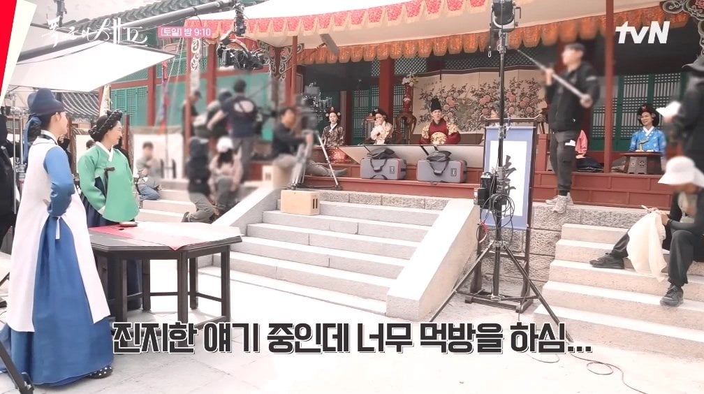윤아 촬영하는데 옆에서 먹기 바쁜 이채민 | 인스티즈