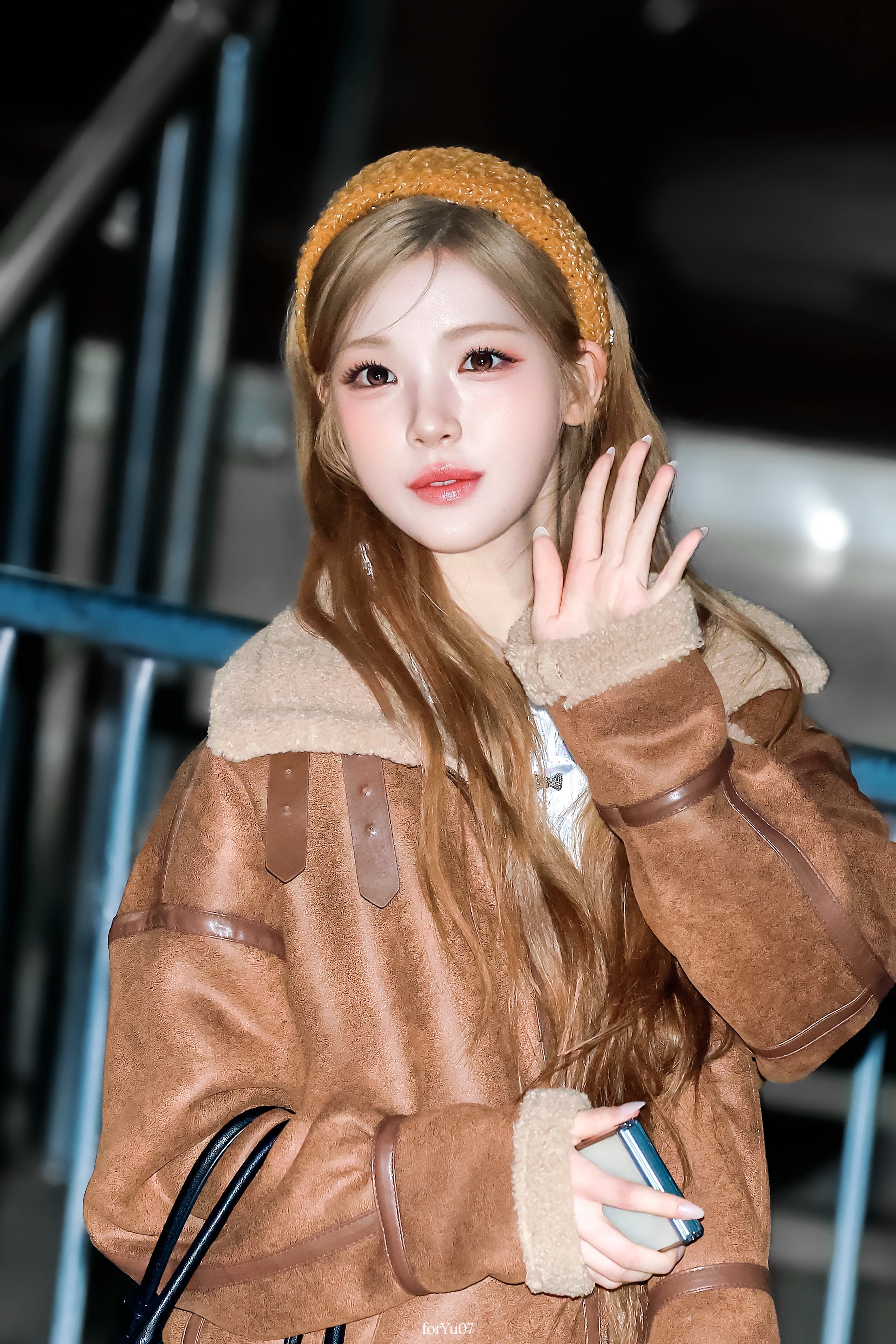 상상도 못한 재료로 만들어진 하투하 유하가 착용한 머리띠 | 인스티즈