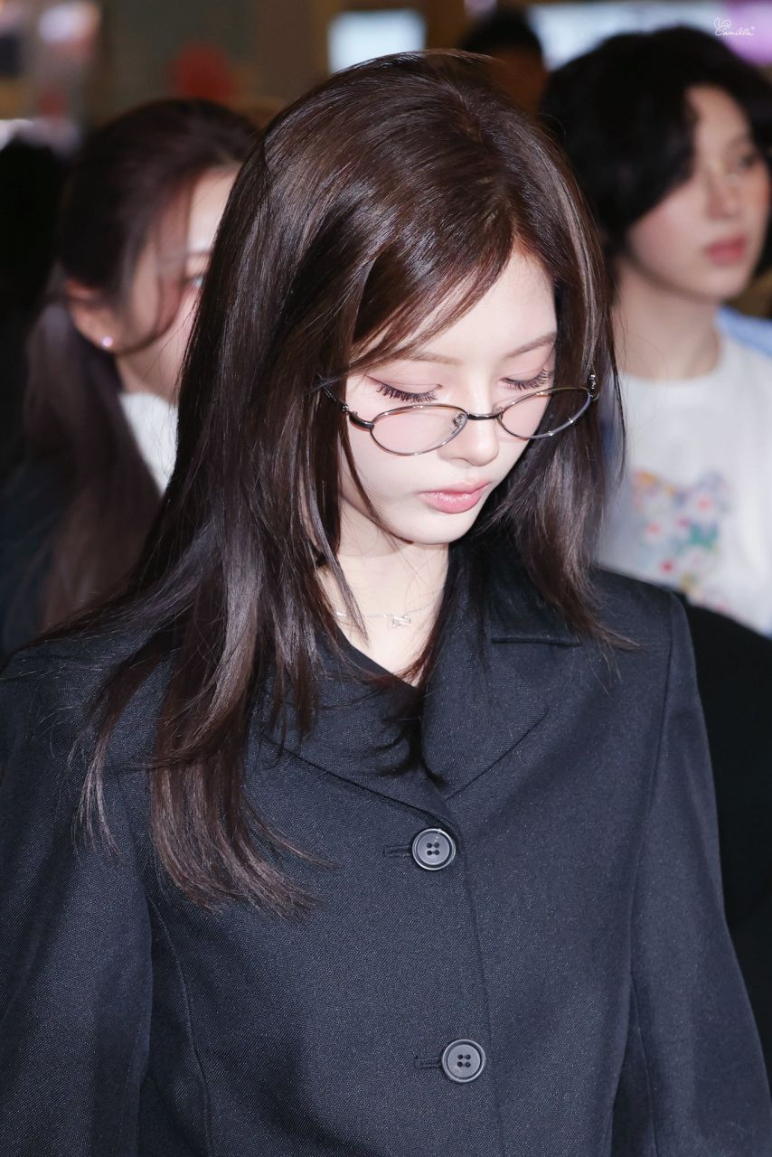 오늘 출국하는 안경 설윤 | 인스티즈