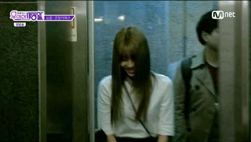 엘리베이터 커플 애정행각을 본 트와이스 반응.gif | 인스티즈