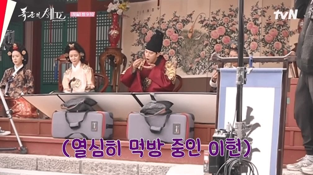 윤아 촬영하는데 옆에서 먹기 바쁜 이채민 | 인스티즈