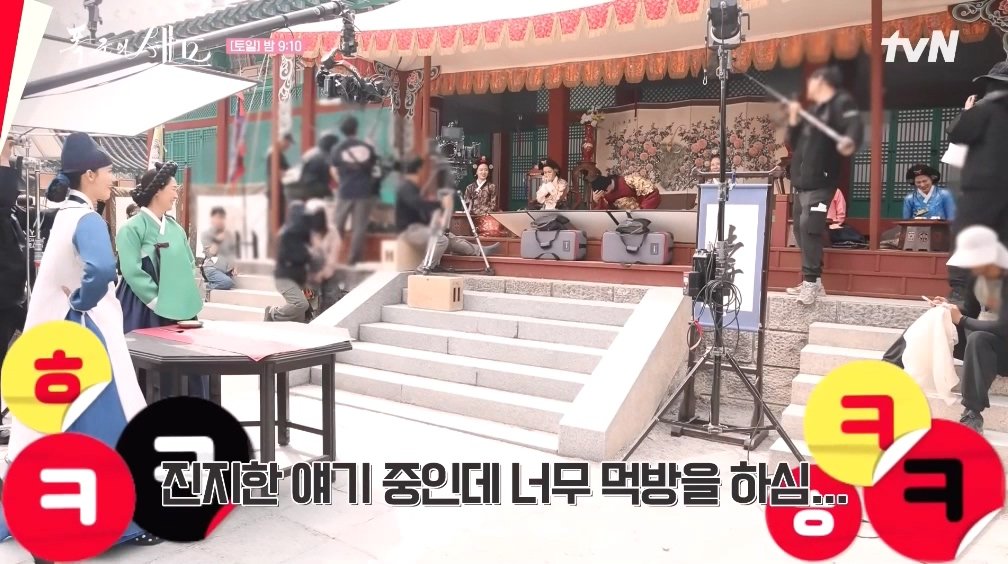 윤아 촬영하는데 옆에서 먹기 바쁜 이채민 | 인스티즈