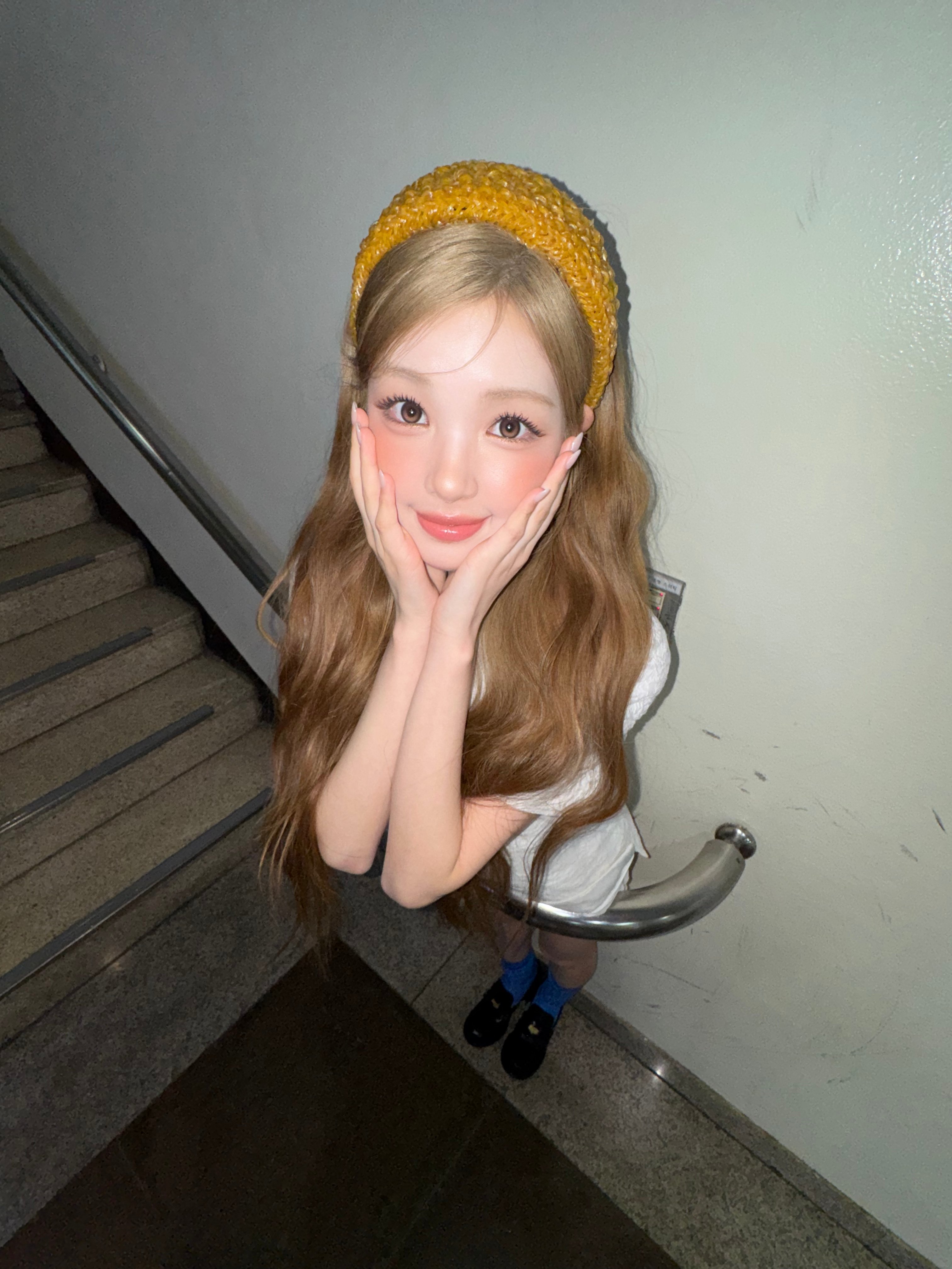 상상도 못한 재료로 만들어진 하투하 유하가 착용한 머리띠 | 인스티즈