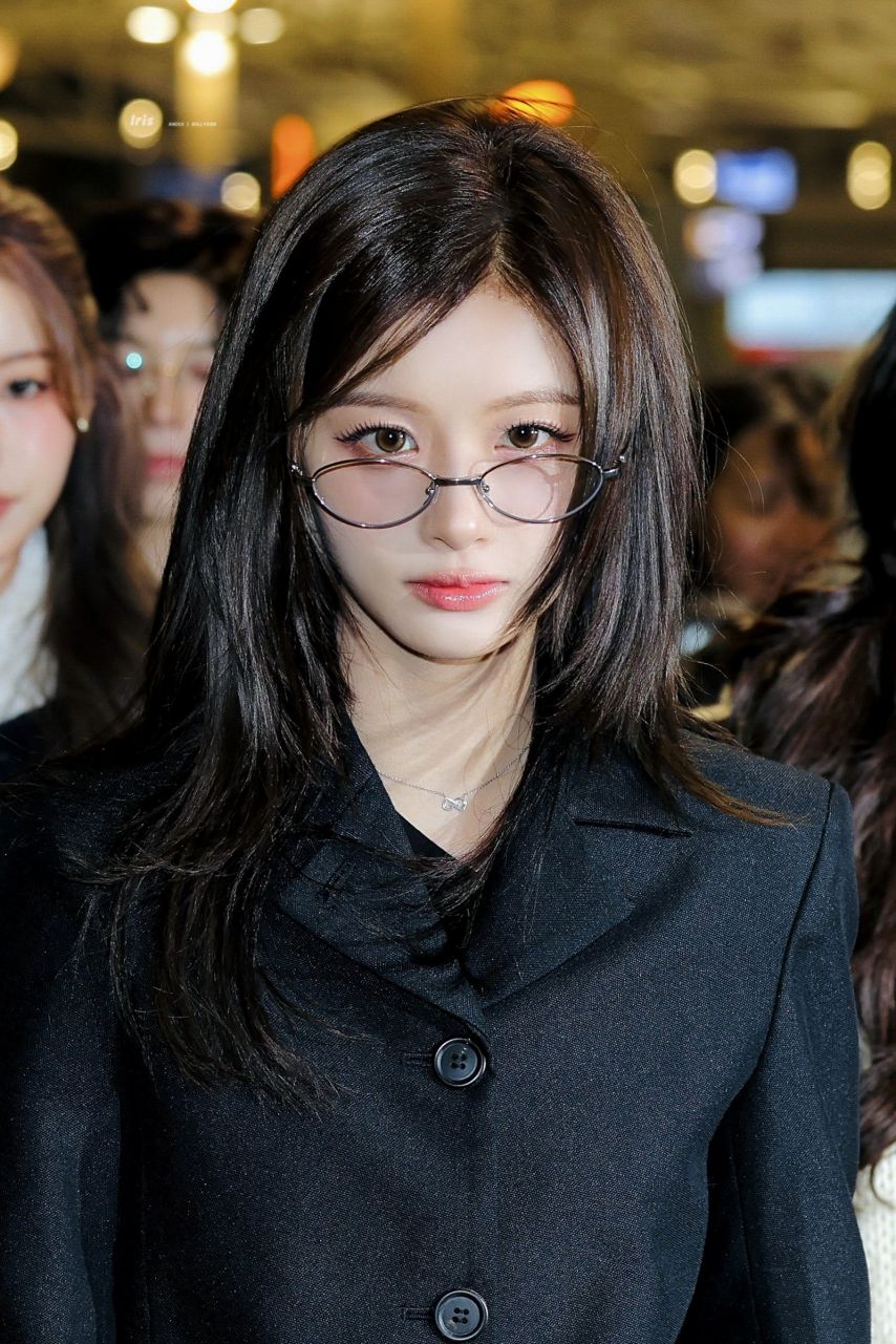 오늘 출국하는 안경 설윤 | 인스티즈