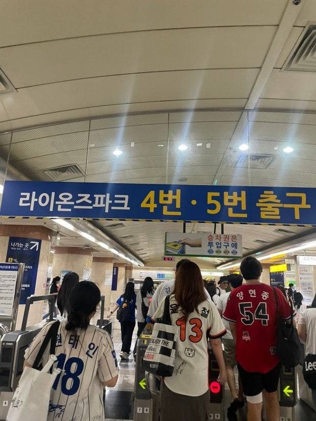 요즘 눈에 띄게 늘어난 옷차림 | 인스티즈