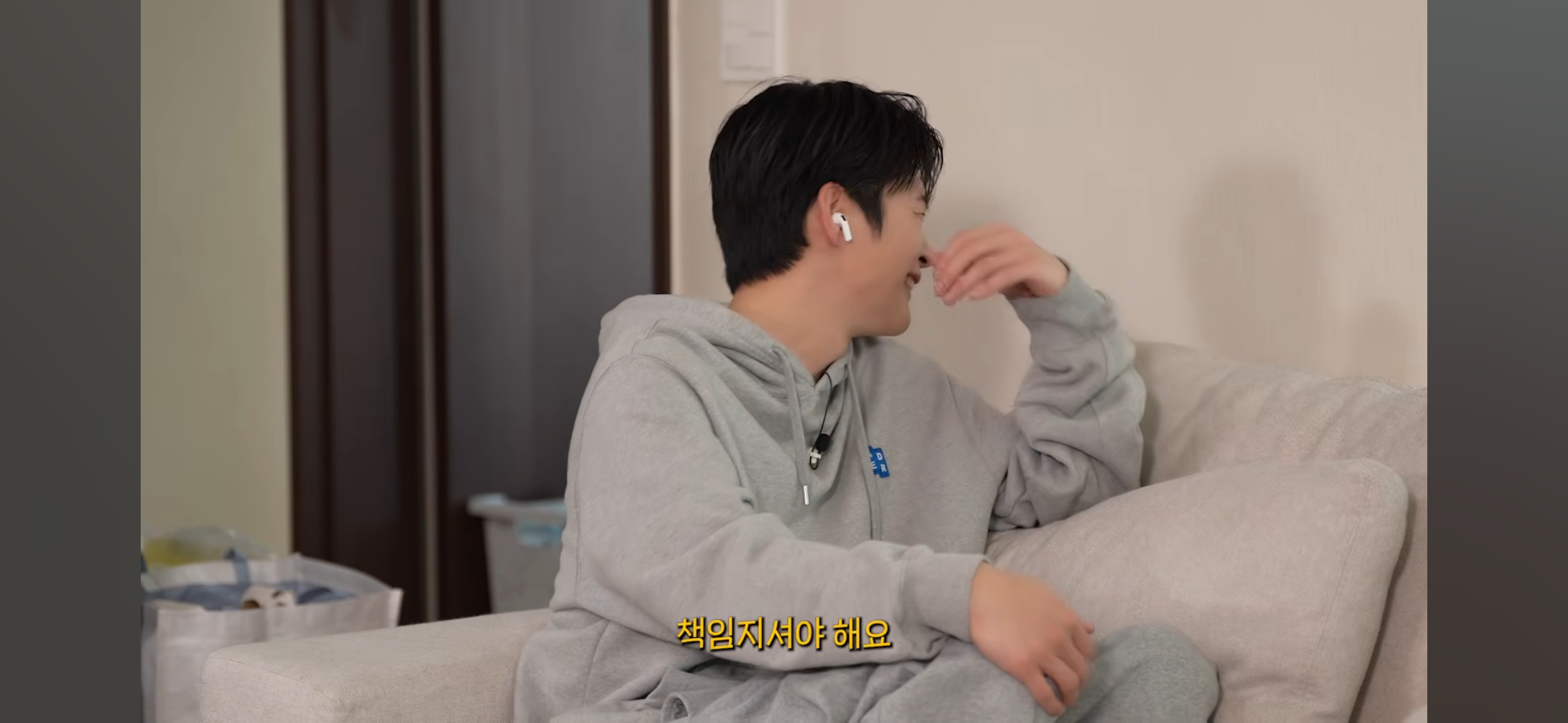 방바닥에 누워서 서인국 보내버리려는 나단이 | 인스티즈