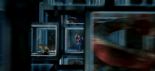 친구들과 별장으로 휴가를 왔는데 연구원들이 지하에서 우릴 감시하고 있어...gif | 인스티즈