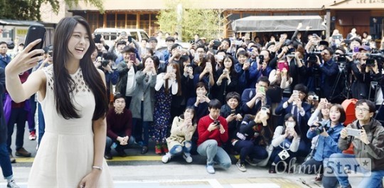 설현을 바라보는 남자들..jpg | 인스티즈