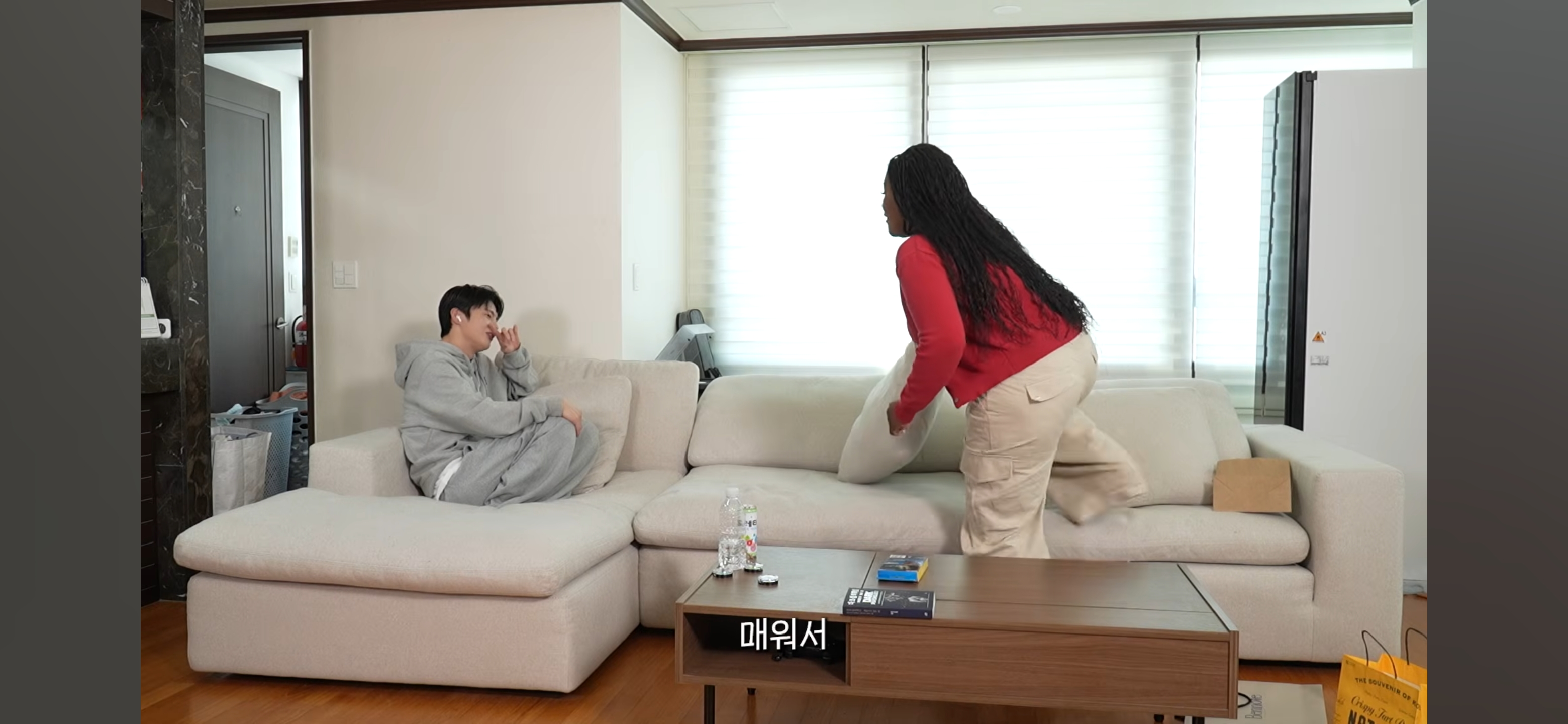 방바닥에 누워서 서인국 보내버리려는 나단이 | 인스티즈